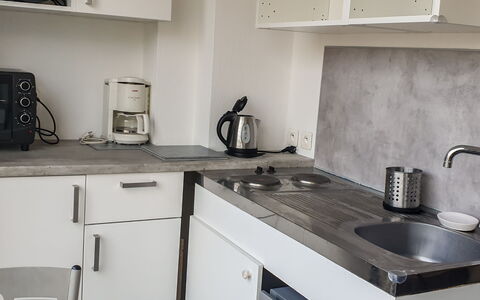 La Brise: Evier, Évier, Robinet, Comptoir, Cabinetry, Propriété, Bâtiment, Appareil De Cuisine, Blanc, Cuisinière