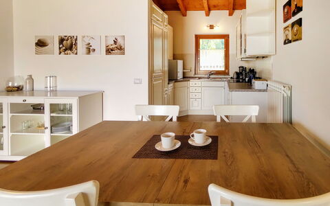 Torre del Lago: Table, Meubles, Propriété, Cabinetry, Blanc, Bois, Chaise, Cuisine, Salon, Design Intérieur