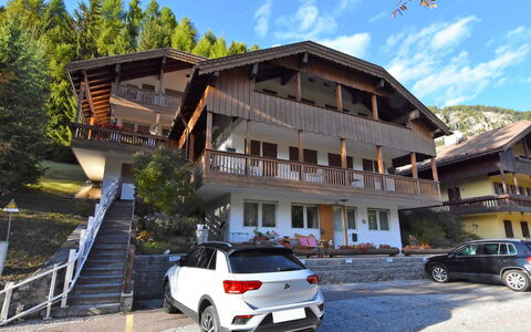 Villa Bellavista: Voiture, Véhicule, Propriété, Maison, Ciel, Bâtiment, Architecture, Toit, Immobilier, Mid-Taille Car