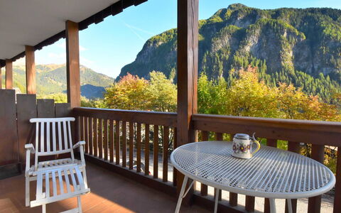 Villa Bellavista: Propriété, Pièce, Maison, Immobilier, Meubles, Domicile, Table, Bâtiment, Arbre, Design Intérieur