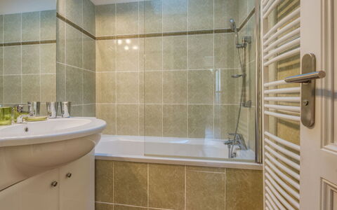 Villa la Lisière des Pins: Luminaire Plomberie, Robinet, Évier, Baignoire, Douche, Salle De Bains, Design Intérieur, Sol, Sol