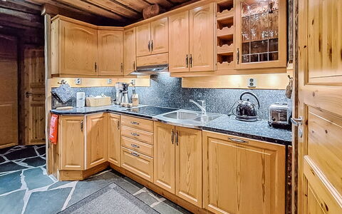 Kulta-Vuosseli a: Bois, Cuisine, Domicile, Cabinetry, Comptoir, Placard, Tache De Bois, Tiroir, Dur, Appareil De Cuisine