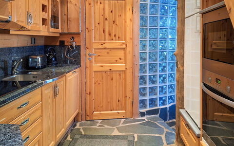 Kulta-Vuosseli a: Bois, Sol, Tache De Bois, Cabinetry, Comptoir, Cuisine, Luminaire Plomberie, Dur, Matériau Naturel, Évier