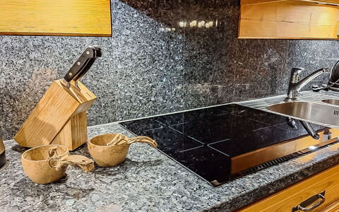 Kulta-Vuosseli a: Cuisine, Comptoir, Granit, Cabinetry, Appareil De Cuisine, Luminaire Plomberie, Evier, Tuile, Robinet