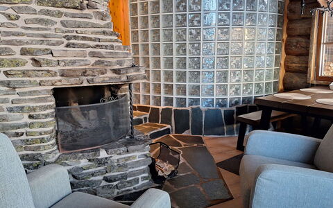 Kulta-Vuosseli a: Mur De Pierre, Brique, Matériau Naturel, Salon, Tuile, Chaise, Luminaire, Tache De Bois, Table Basse, Cheminée
