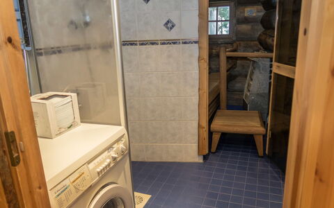Kulta-Vuosseli a: Sol, Bois, Sol, Design Intérieur, Pièce, Luminaire Plomberie, Plomberie, Tuile, Tache De Bois, Salle De Bains