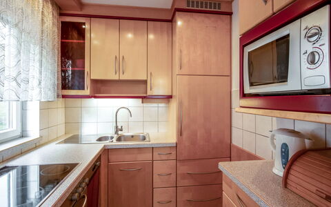 Laube: Comptoir, Pièce, Cabinetry, Propriété, Meubles, Cuisine, Design Intérieur, Bâtiment, Évier, Sol