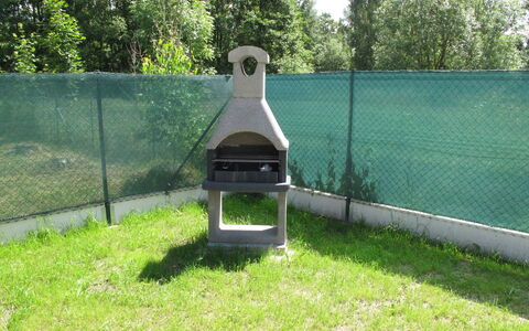 Pool & Wellness Estate: Herbe, Pelouse, Arrière-Cour, Lot Terre, Cour, Communauté Des Plantes, Arbre, Jardin, Arbuste, Plante