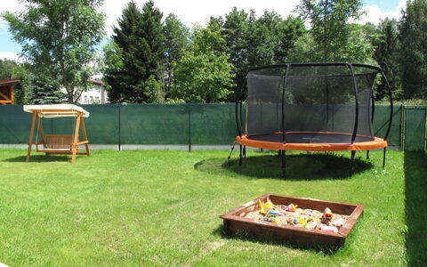 Pool & Wellness Estate: Herbe, Arrière-Cour, Cour, Trampoline, Loisir, Arbre, Aménagement Paysager, Pelouse, Plante, Trampolining - Materiel Et Fournitures