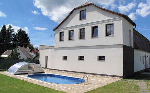 Pool & Wellness Estate: Propriété, Maison, Bâtiment, Immobilier, Domicile, Architecture, Façade, Toit, Villa, Biens