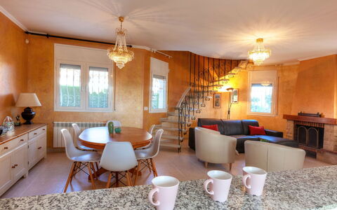 Villa Pasja: Pièce, Propriété, Design Intérieur, Meubles, Bâtiment, Plafond, Immobilier, Sol, Salon, Maison