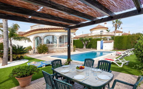 Villa Pasja: Propriété, Bâtiment, Immobilier, Patio, Maison, Biens, Design Intérieur, Domicile, Pièce, Arrière-Cour