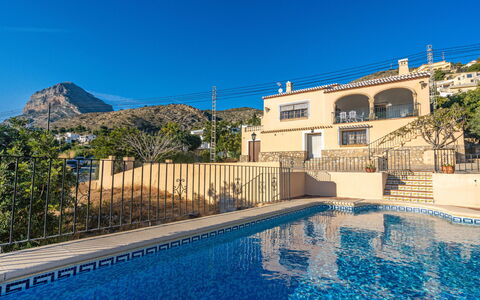 Villa Preciosa: Propriété, Piscine, Immobilier, Bâtiment, Ciel, Maison, Bleu Azur, Appartement, Villa, Vacances