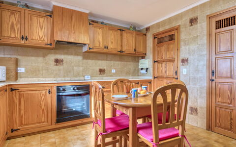 Villa Preciosa: Meubles, Pièce, Propriété, Cabinetry, Cuisine, Bâtiment, Sol, Comptoir, Design Intérieur, Domicile