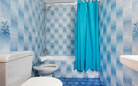 Villa Preciosa: Salle De Bains, Bleu, Pièce, Propriété, Rideau De Douche, Turquoise, Rideau, Design Intérieur, Aqua, Bleu Azur