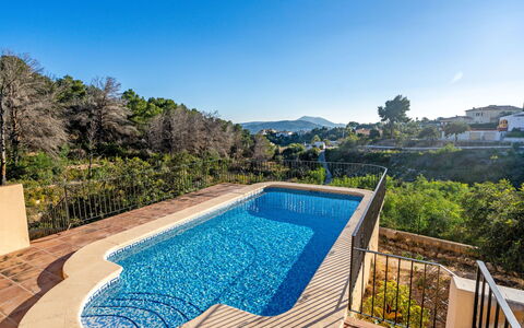 Villa Preciosa: L'Eau, Ciel, Plante, Piscine, Bleu Azur, Arbre, Ombre, Rectangle, Végétation, Paysage Naturel
