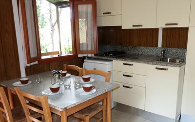 Bungalow a (Aeg400) 605.1: Pièce, Propriété, Comptoir, Meubles, Cuisine, Cabinetry, Bâtiment, Cuisinière, Maison, Design Intérieur