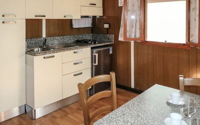 Bungalow B (Aeg401) 605.2: Pièce, Comptoir, Propriété, Meubles, Cuisine, Cabinetry, Bâtiment, Cuisinière, Sol, Principaux Appliance