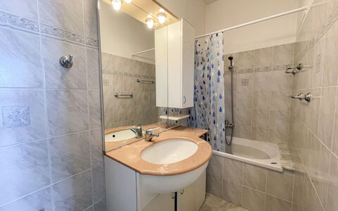 Casa del Pernambuco (Ptl205): Miroir, Robinet, Luminaire Plomberie, Propriété, Évier, Lavabo, Salle De Bains, Design Intérieur, Violet