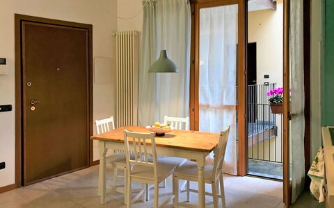 Sabina: Table, Meubles, Plante, Bois, Porte, Bâtiment, Fenêtre, Chaise, Design Intérieur, Rideau