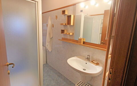 Sabina: Miroir, Marron, Robinet, Luminaire Plomberie, Lavabo, Propriété, Évier, Bâtiment, Salle De Bains, Bois