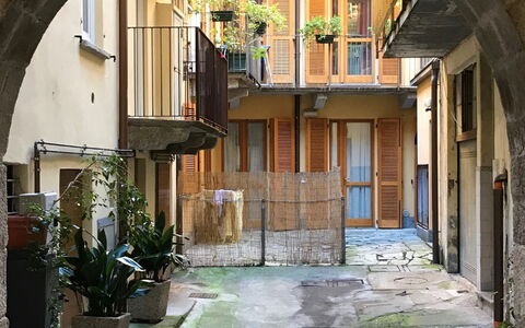Sabina: Bâtiment, Plante, Fenêtre, Plante D'Appartement, Porte, Bois, Quartier, Zone Résidentielle, Pot De Fleur