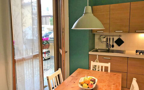 Sabina: Table, Vaisselle, Propriété, Bois, Cabinetry, Design Intérieur, Chaise, Lampe, Sol, Sol