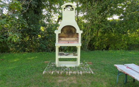 Cà Riviera Bosco Piccolo: Plante, Arbre, Herbe, Pierre Tombale, Maison, Arbuste, Couverture De Sol, Extérieur Banc, Paysage, Mobilier De Jardin