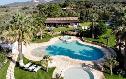 Villa delle Stelle: Piscine, Propriété, Recours, Paysage Naturel, Biens, Immobilier, Ville Resort, Bâtiment, Manoir, Vacances