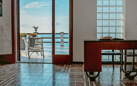 Marina di Caronia 110: Sol, Pièce, Propriété, Bâtiment, Design Intérieur, Meubles, Sol, Fenêtre, Porte, Tuile