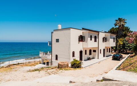 Marina di Caronia 110: Plante, Ciel, Bâtiment, L'Eau, Fenêtre, Porte, Bleu Azur, Maison, Arbre, Paysage