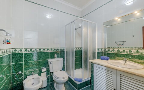Casa Do Sol: Sol, Luminaire Plomberie, Sol, Design Intérieur, Salle De Bains, Évier, Lavabo, Tuile, Siège De Toilette, Plomberie