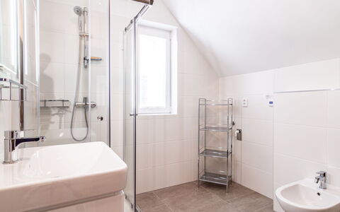 Lakeside Village 28 (+ Sauna): Bâtiment, Luminaire Plomberie, Baignoire, Blanc, Fenêtre, Salle De Bains, Tete De Douche, Robinet, Design Intérieur