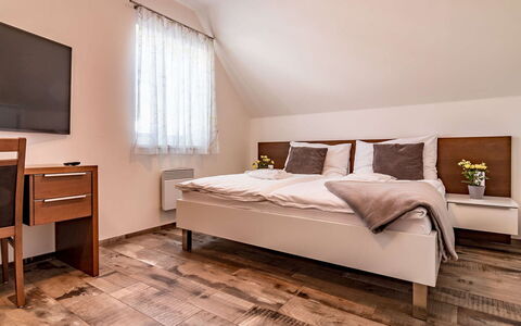 Lakeside Village 28 (+ Sauna): Meubles, Bâtiment, Fenêtre, Confort, Bois, Cadre De Lit, Ombre, Design Intérieur, Maison, Oreiller