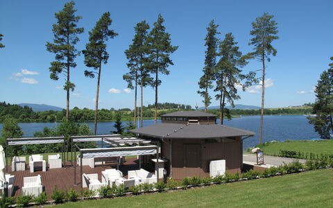 Lakeside Village 11: L'Eau, Plante, Ciel, Propriété, Bâtiment, Arbre, Lac, Lot Terre, Ombre, Chalet