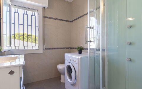 Regina: Pièce, Propriété, Buanderie, Salle De Bains, Bâtiment, Principaux Appliance, Sol, Maison, Tuile, Design Intérieur