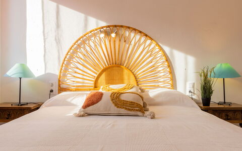 Marie: Meubles, Confort, Lampe, Textile, Bois, Éclairage, Sol, Sol, Fenêtre, Bâtiment