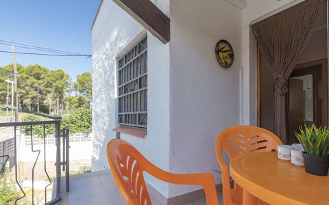 Marie: Propriété, Maison, Bâtiment, Immobilier, Jaune, Pièce, Domicile, Architecture, Design Intérieur, Porche