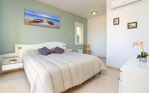 Hawaii: Chambre, Meubles, Lit, Pièce, Drap De Lit, Propriété, Literie, Design Intérieur, Mur, Cadre De Lit