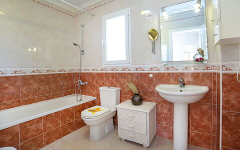 Hawaii: Salle De Bains, Propriété, Pièce, Tuile, Sol, Design Intérieur, Mur, Immobilier, Bâtiment, Robinet
