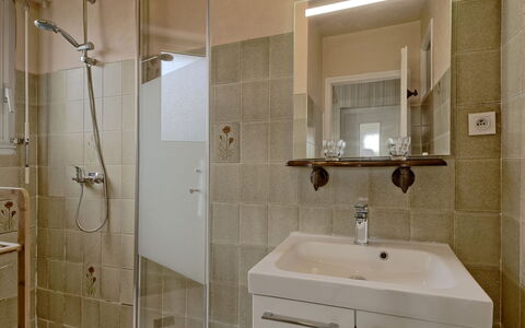 Le Clos Er Bert: Luminaire Plomberie, Miroir, Robinet, Évier, Propriété, Tete De Douche, Salle De Bains, Lavabo, Douche