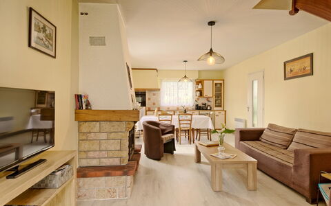 Le Clos Er Bert: Meubles, Propriété, Table, Canapé, Bois, Plante, Étagère, Design Intérieur, Cabinetry, Sol