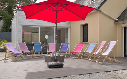 La Pointe de Kerners: Meubles, Plante, Parapluie, Chaise, Ombre, Mobilier De Jardin, Bâtiment, Fenêtre, Arbre, Loisir