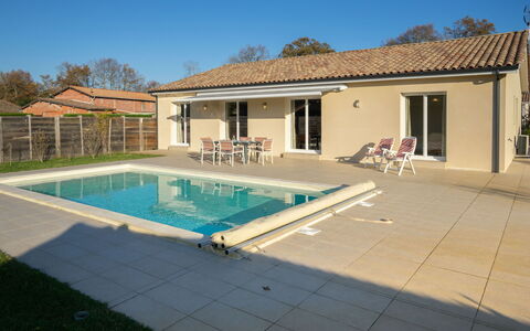 Philibert: Ciel, L'Eau, Bâtiment, Fenêtre, Piscine, Arbre, Plante, Maison, Ombre, Porte