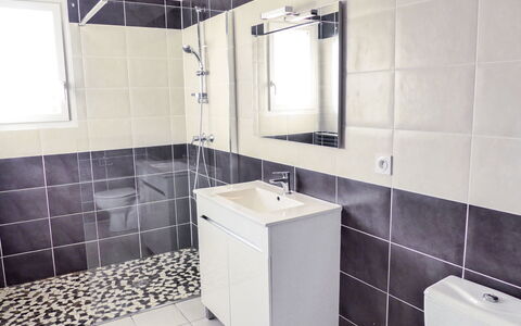 Philibert: Salle De Bains, Propriété, Pièce, Tuile, Design Intérieur, Mur, Sol, Architecture, Immobilier, Bâtiment