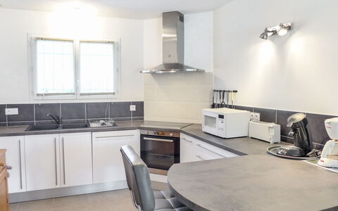 Philibert: Propriété, Pièce, Meubles, Cuisine, Bâtiment, Comptoir, Design Intérieur, Sol, Maison, Plafond