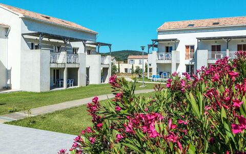 Saint-Florent 651: Fleur, Plante, Ciel, Bâtiment, Fenêtre, Bleu Azur, Maison, Herbe, Paysage, Été