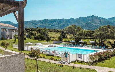 Saint-Florent 651: Ciel, Plante, Montagne, Bleu Azur, Piscine, Nuage, Ombre, Arbre, Lot Terre, Loisir
