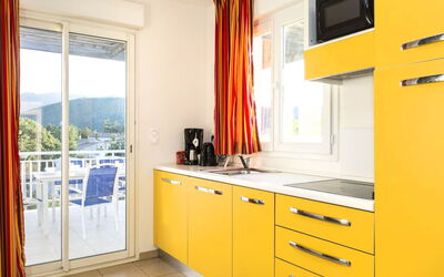 Rés. Odalys Référence Casa D'Orinaju 651.1: Propriété, Jaune, Pièce, Meubles, Cuisine, Cabinetry, Design Intérieur, Bâtiment, Orange, Maison