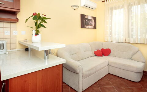 Stari Brist: Meubles, Pièce, Propriété, Design Intérieur, Salon, Sol, Mur, Canapé, Table, Bâtiment